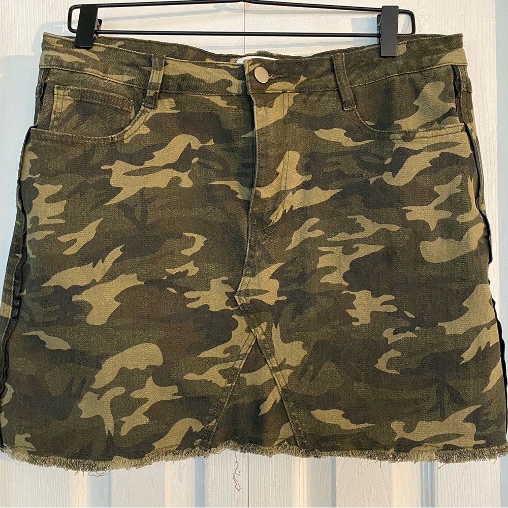 Fate + Fortune mini green cameo denim skirt with leather trim women’s size 12